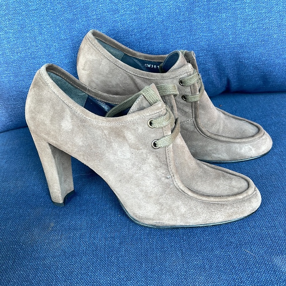 Gorgeous Stewart Weitzman Suede heel shoes size 9
